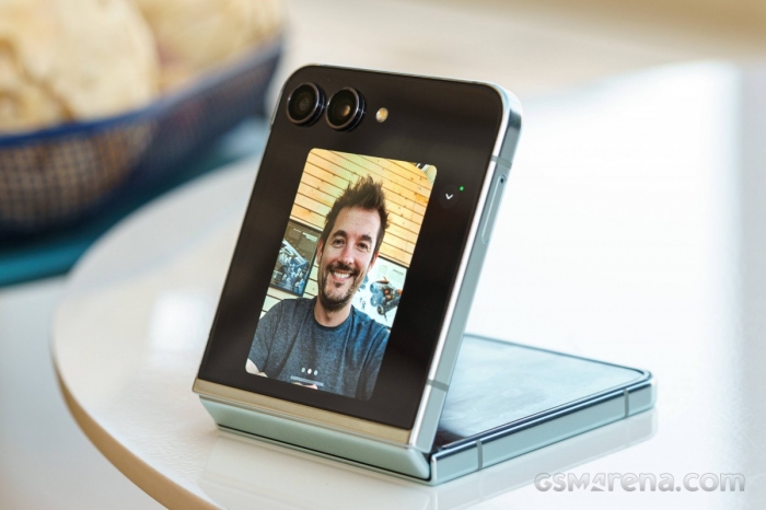 Galaxy Z Flip5 vẫn còn hàng mới fullbox, giá chỉ 14,5 triệu nhưng AI xịn vượt mặt cả iPhone 16 4 galaxy z flip5 van con hang moi fullbox gia chi 145 trieu nhung ai xin vuot mat ca iphone 16